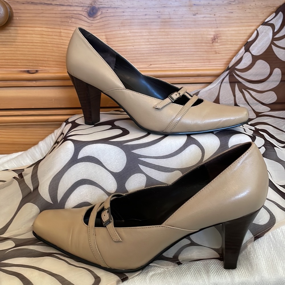 Aerosoles "linen" color leather pumps, size 6.5. Style: Rave Reviews.